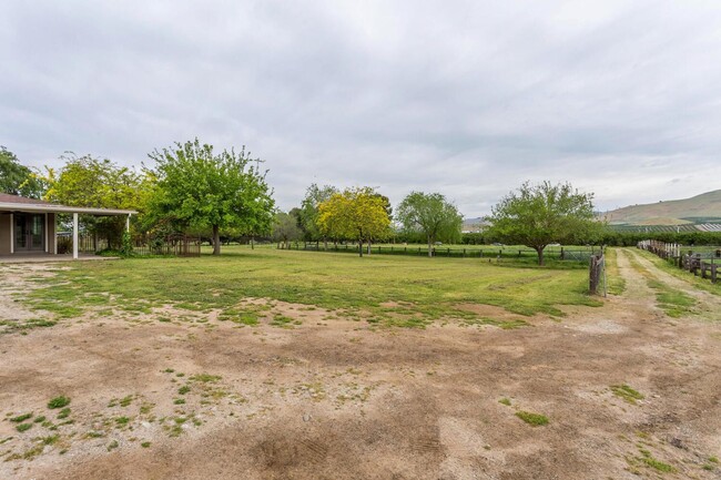 Building Photo - 1 Bedroom Cottage for Rent on shared 5 Acres