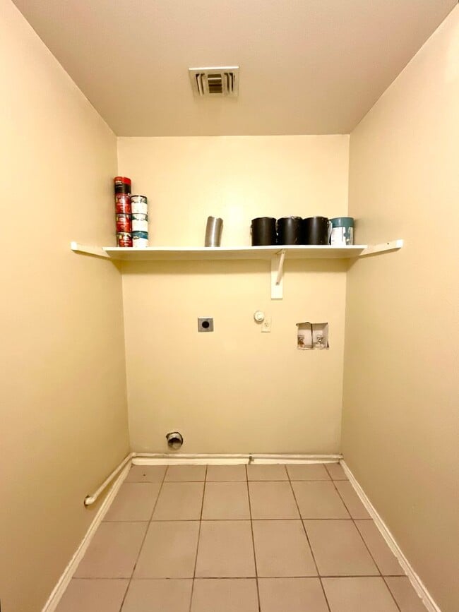 Building Photo - **APPLICATION RECEIVED** **MOVE IN SPECIAL** Charming 3-Bed, 2-Bath Home with Fenced Yard – Pet F...