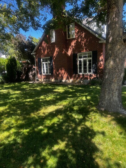 Building Photo - 1190 Manor Dr