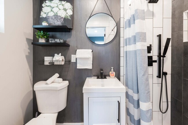 Building Photo - 4917 E Granada Rd