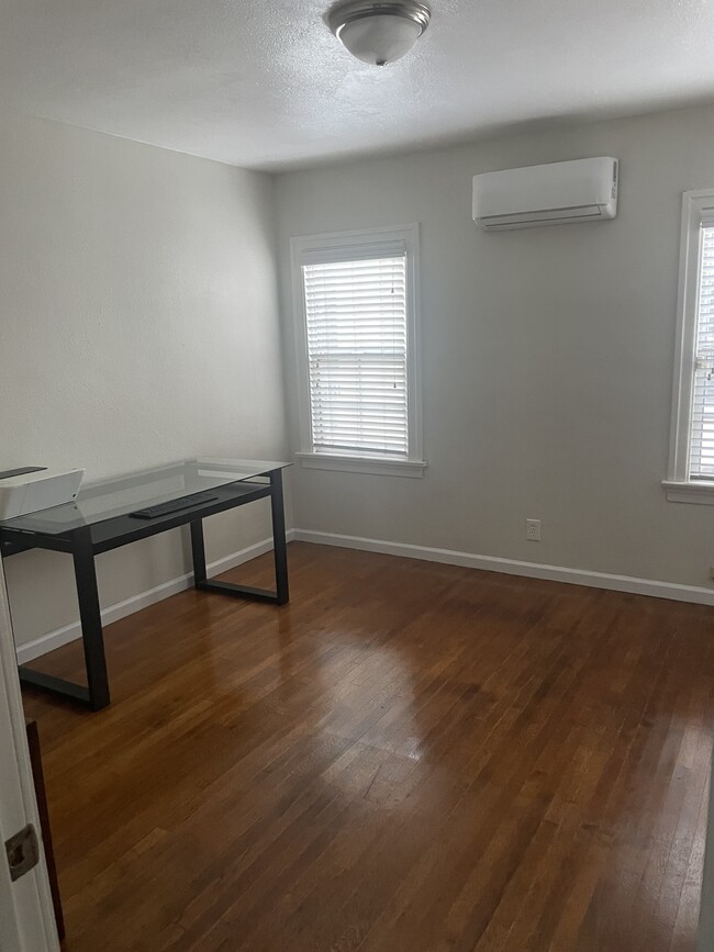 Bedroom - 3026 S West View St