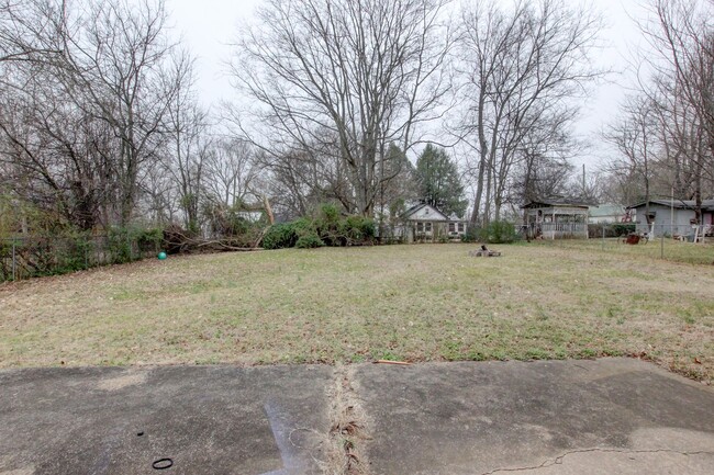 Building Photo - Fresh and Clean 4 bed Near Ft Campbell and...