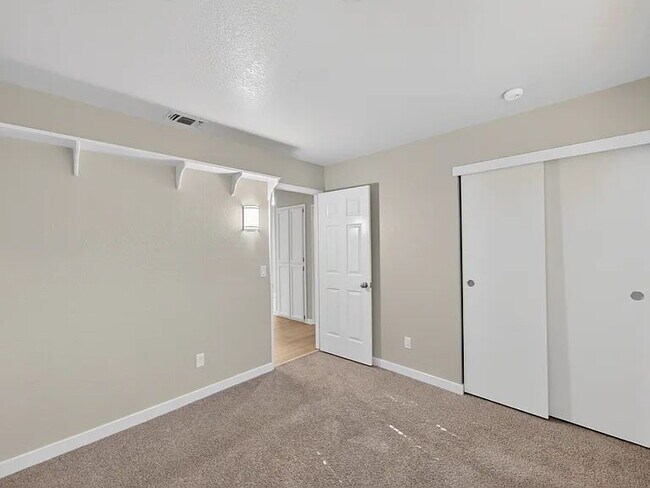 Building Photo - 3 bedroom 2 bath in Dry Creek School District.