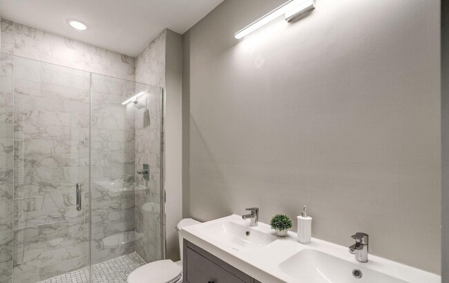 Building Photo - Large 3 Bed/ 2 Bath Condo in Petworth w/ S...