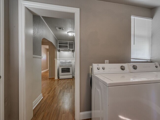 Building Photo - Charming 2 Bed / 1 Bath Home with Detached Garage and Huge Yard