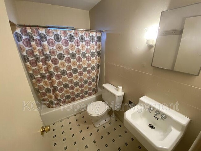 Building Photo - 1218 N D St