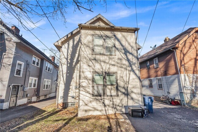 Building Photo - 915 Helmsdale Rd