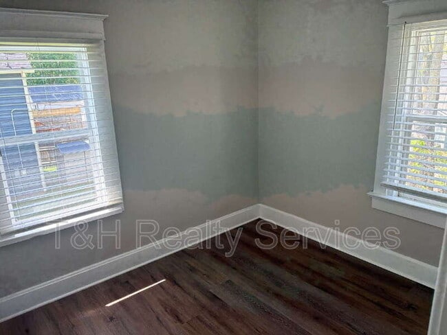 Building Photo - 3130 N Park Ave