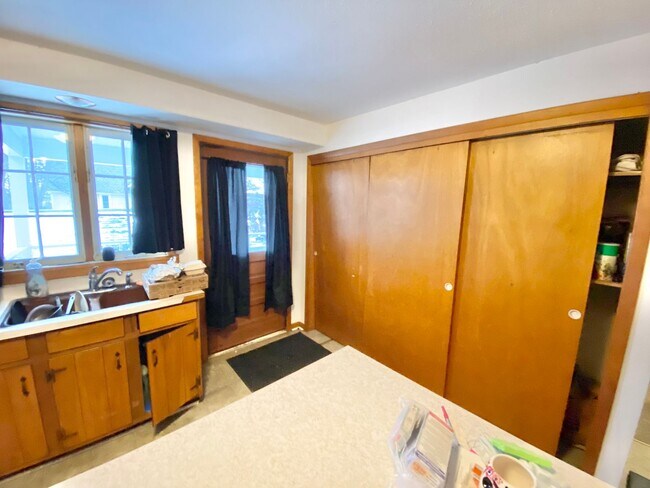 Building Photo - 203 Maple St