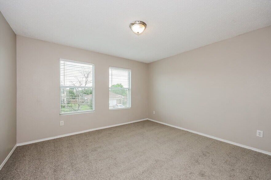 Building Photo - 944 Dunkirk Ln