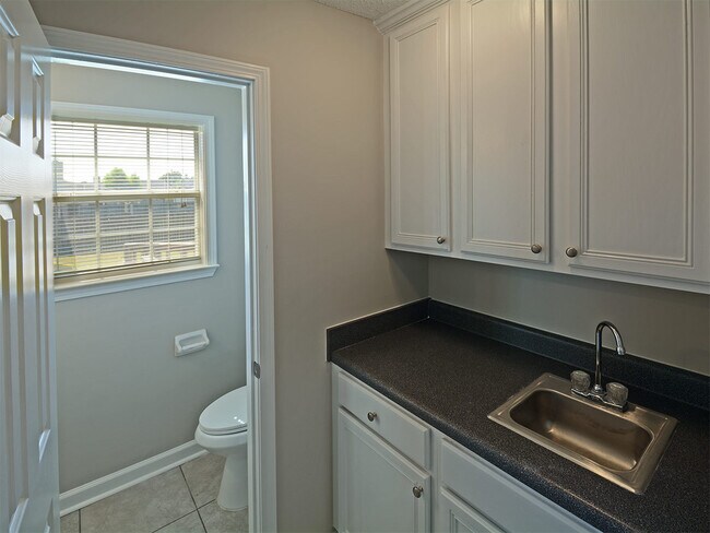 Building Photo - 5 Bed, 3.5 bath over 3300 square feet with 2 master suites near Hacks Cross and 385