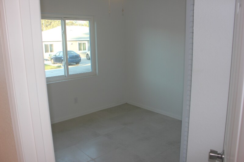 Building Photo - 1123 8th Ave Dr E