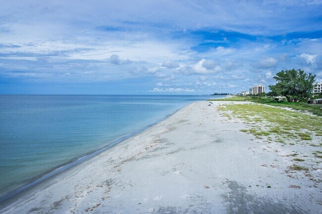 Building Photo - Beautiful MacArthur Beach