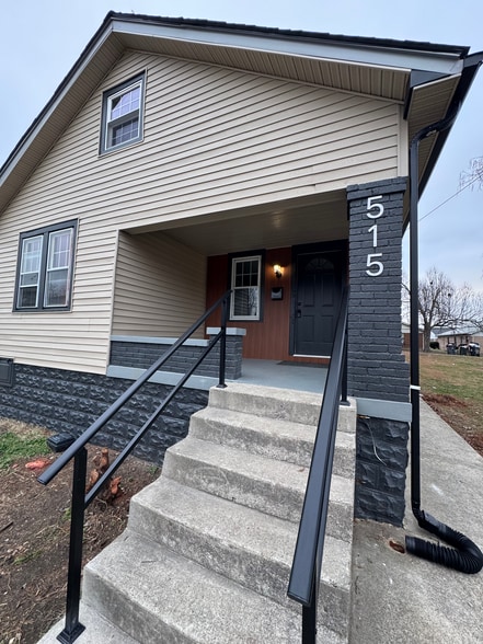 Building Photo - 515 E 9th St