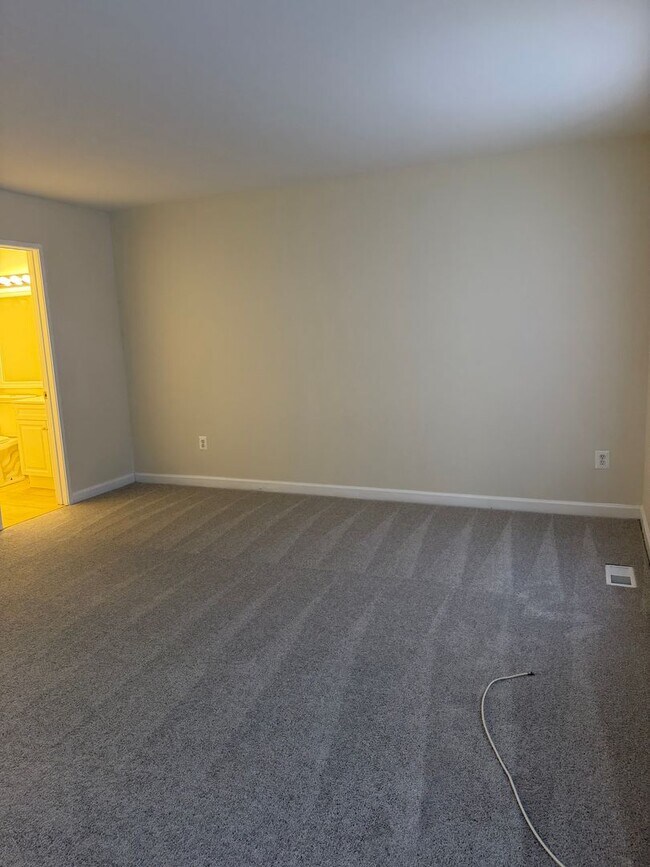 Building Photo - 3 LEVEL TOWNHOUSE WITH 3BEDROOMS AND 2 FULL BATHS