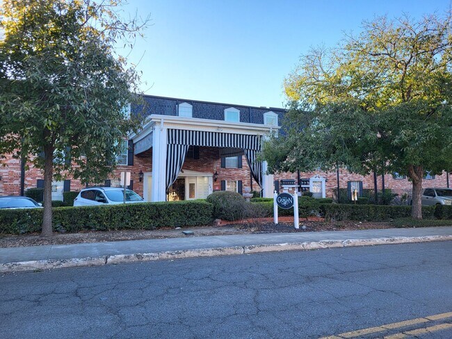 Building Photo - 8401 N New Braunfels Ave
