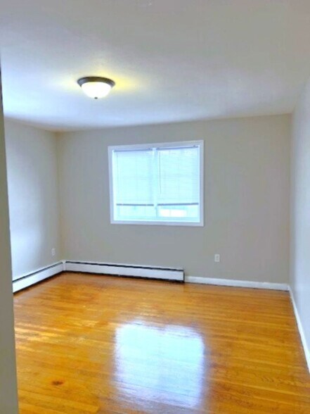 Building Photo - 13 Bissell St