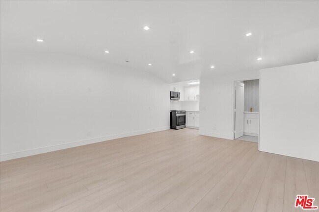 Building Photo - 5715 Oso Ave