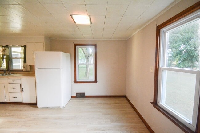 Building Photo - Cute 2br Home with Large Private Yard For ...