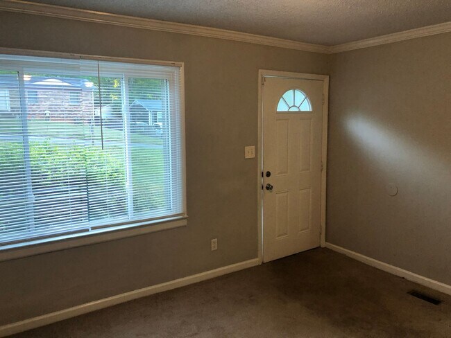 Building Photo - Cute,Belmont-Mt Holly home close to everything