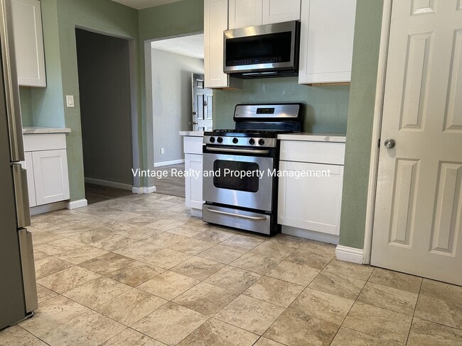 Building Photo - New On The Rental Market This Nice Single Story 3 Bedroom Home!!!