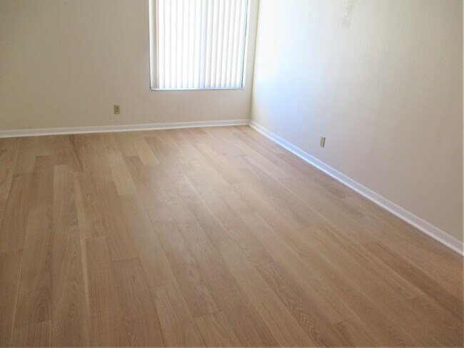 Building Photo - Water/Pool Front 2/2 Annual Unfurnished Condo 3rd  Floor Villa Palma Del Mar