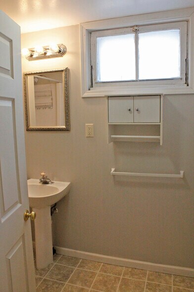 Building Photo - 909 6th Ave