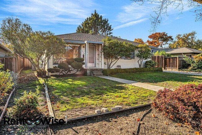 Building Photo - Present PM-Midtown Palo Alto Beauty-New Floors-Remodeled Bathrooms-Big Yard