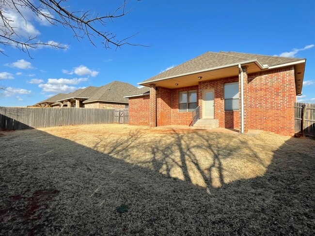 Building Photo - Edmond Home in Gated Community & Deer Creek Schools!