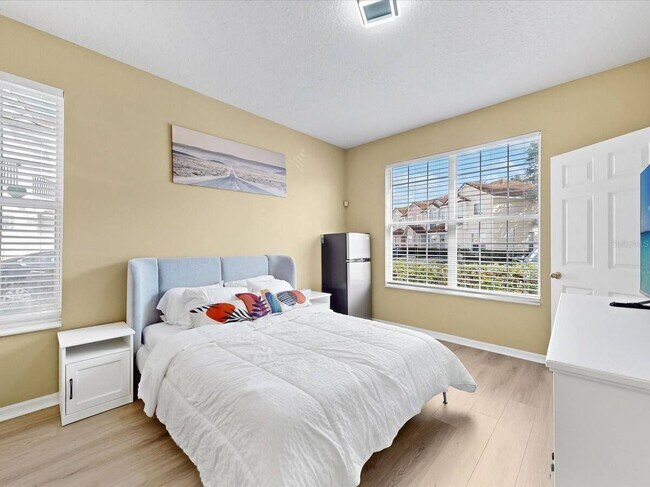 Building Photo - 1302 S Beach Cir