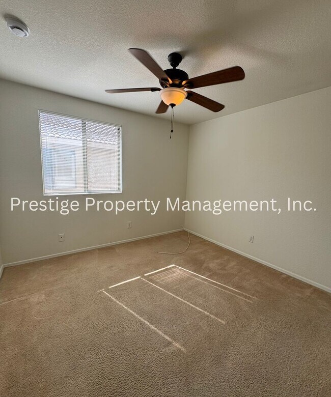 Building Photo - This charming 3+den/2 Bath East Home Is just What You Need!!