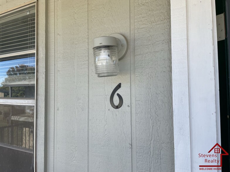 Building Photo - 1502 NW Kingsbury Ave