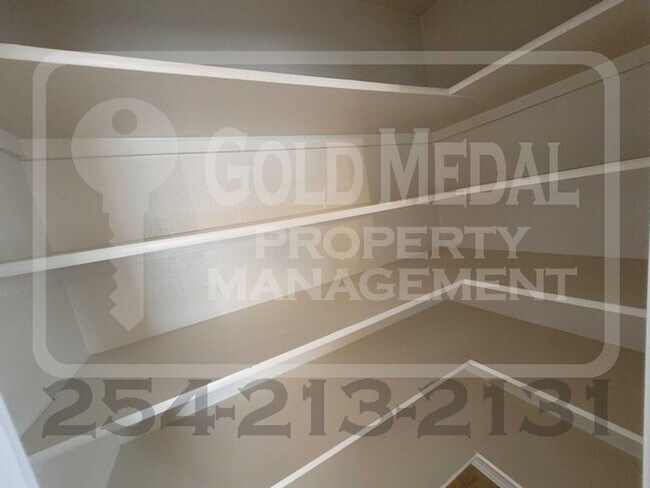 Building Photo - Charming 4-Bed, 2-Bath now available for r...