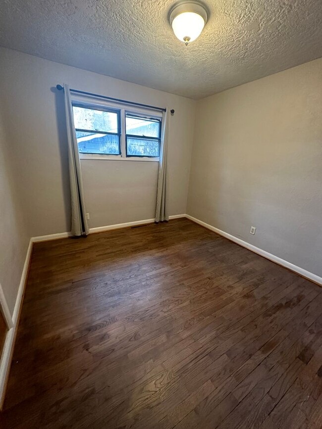 Building Photo - MIDTOWN 3 Bdrm House, All Appliances incl ...
