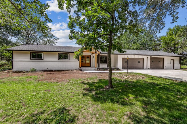 Primary Photo - 2243 N Lynnwood Dr