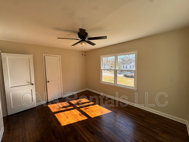 Building Photo - 1826 Clearwater Dr SE