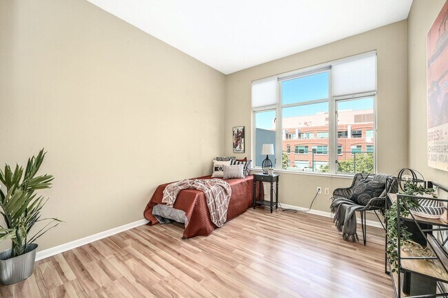 Building Photo - Bright 2 bedroom with open floor plan and spacious terrace!