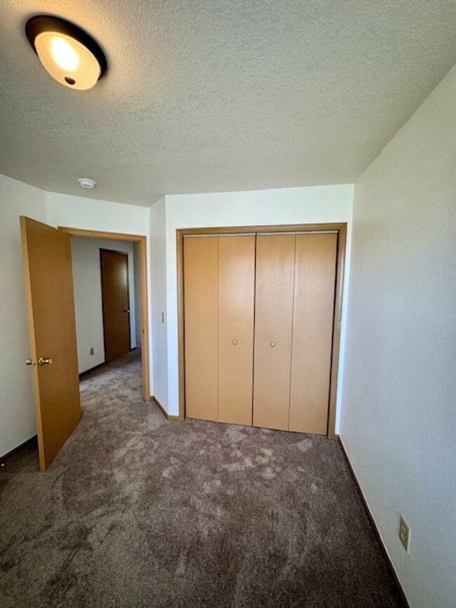 Building Photo - 3 Bedroom 1.5 Bathroom 4plex