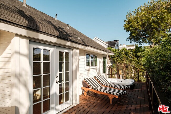 Building Photo - 866 N Doheny Dr