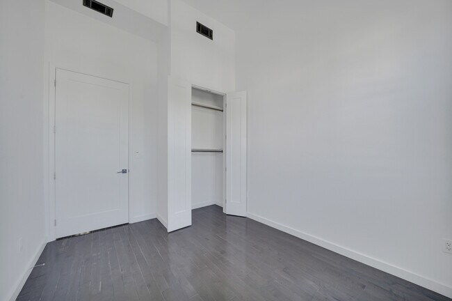 Building Photo - 1106 Halsey St