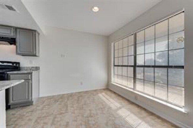 Building Photo - Updated 2 Bed, 2 Bath Condo – Walk to Lake Ray Hubbard!