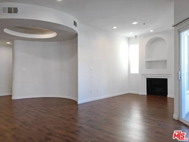 Building Photo - 12712 Moorpark St