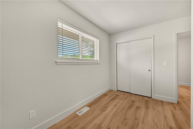 Building Photo - 117 E Adobe St
