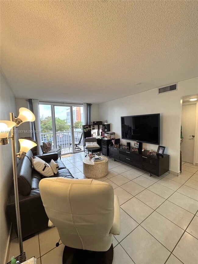 Building Photo - 3551 SW 9th Terrace