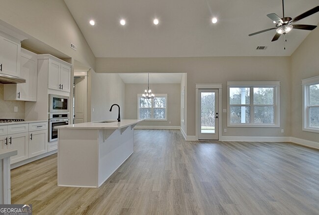 Building Photo - 190 Redhaven Dr