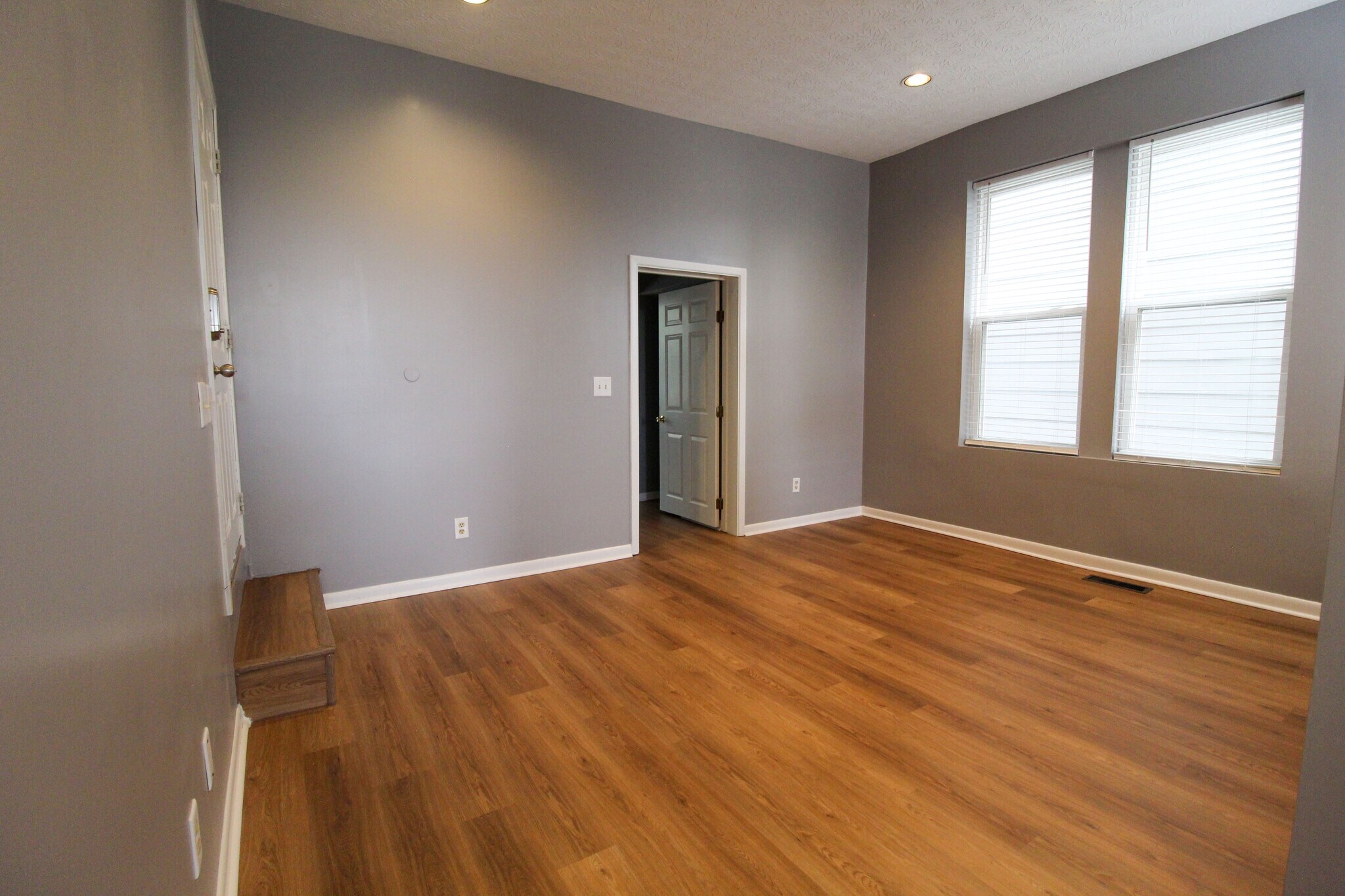 Building Photo - 2127 Deerfield Pl