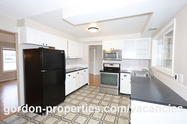 Building Photo - NE 22nd Ct - Gresham 4 bedroom split level home