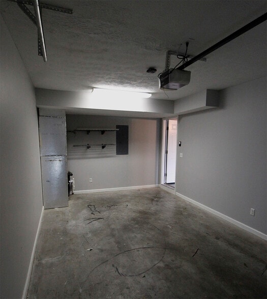 Building Photo - 561 Hampton Way