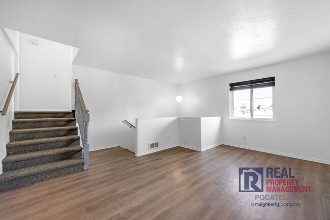 Building Photo - 1215 Cottage Ave