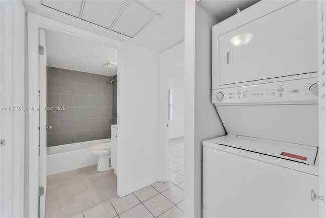 Building Photo - 9730 Hammocks Blvd